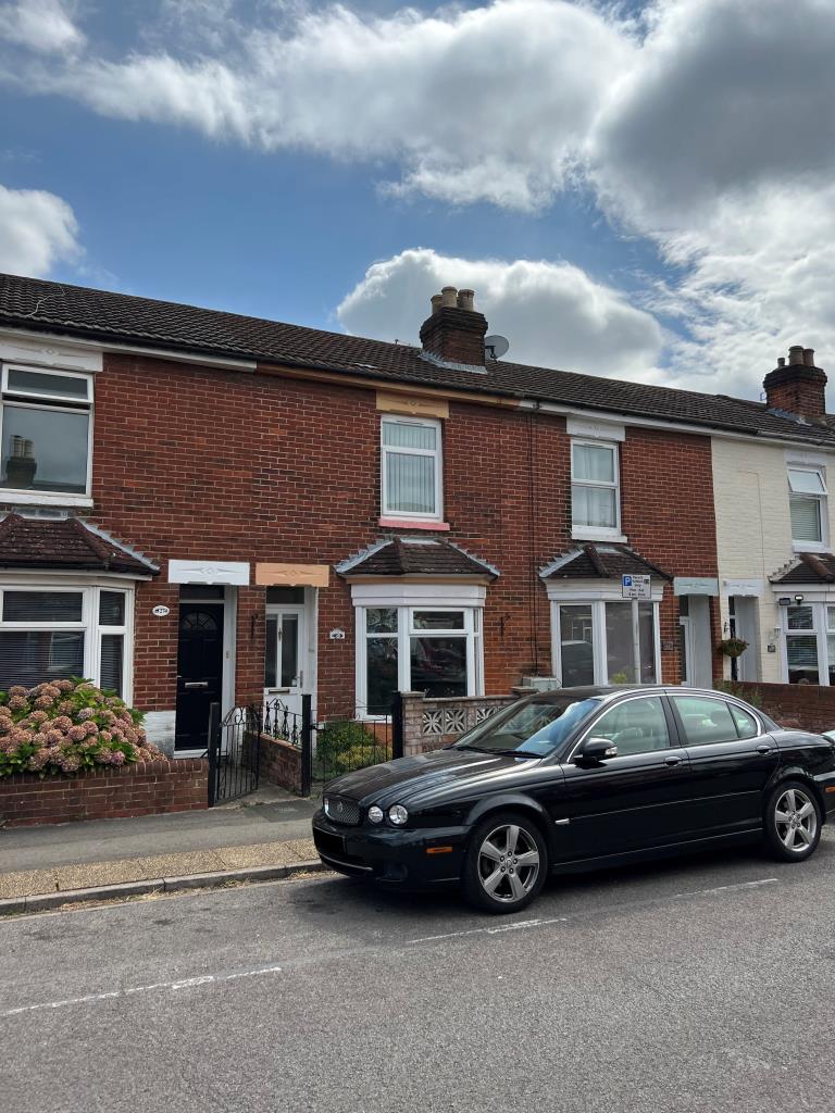 Lot: 48 - FREEHOLD TOWN CENTRE HOUSE FOR IMPROVEMENT - 